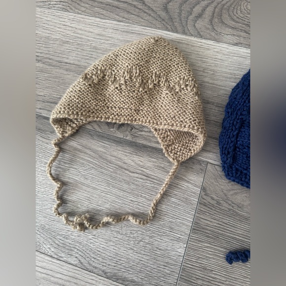 Set of 3 Knitted Bonnets - Picture 4 of 12